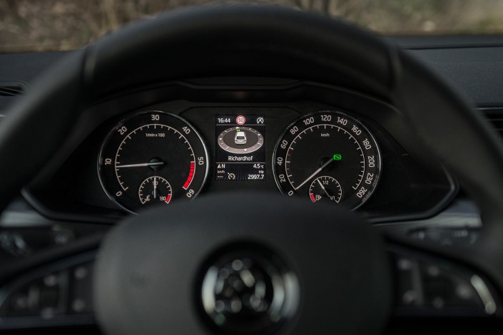 skoda-superb-combi-4×4-cockpit-instrumente-interior