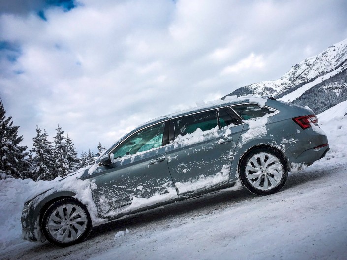 skoda-superb-combi-4×4-seitlich-abschuessig-winter-schnee-eis