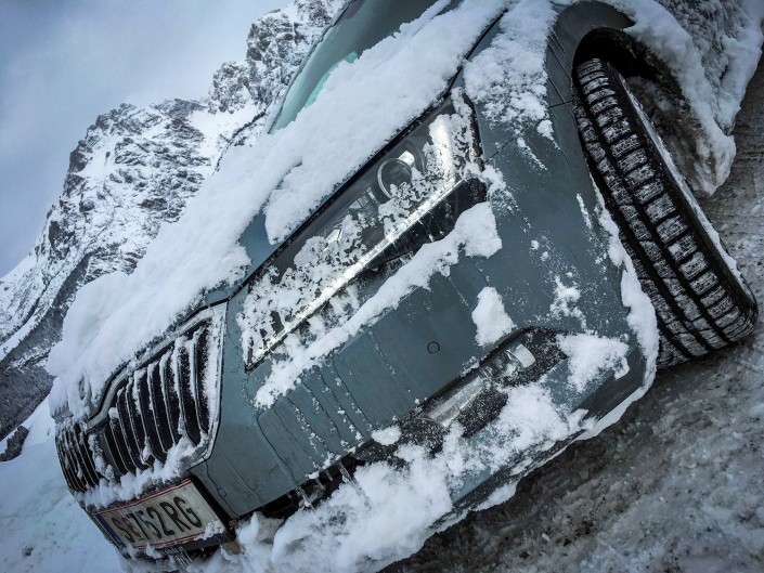 skoda-superb-combi-detail-linksvorn-scheinwerfer-berge-eis-schnee