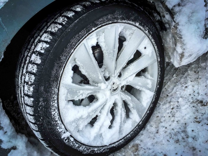 skoda-superb-detail-rad-winter-eis-schnee