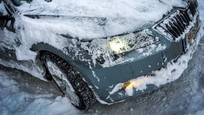 skoda-superb-detail-scheinwerfer-schnee-eis-winter