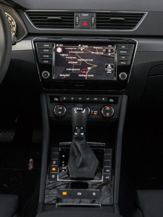 skoda-superb-infotainment-hochformatig