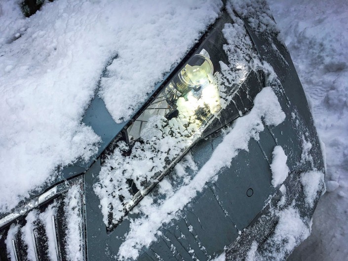 skoda-superb-scheinwerfer-detail-winter-schnee