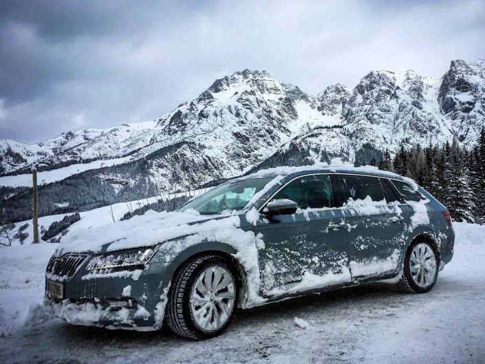 skoda-superb-seitlich-links-winter-schnee-berge