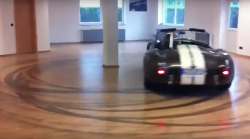 Rache an der Ex-Frau – AC Cobra „Donuts“ im Wohnzimmer