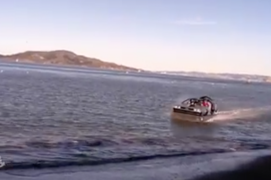 DeLorean Hovercraft in San Francisco gesichtet