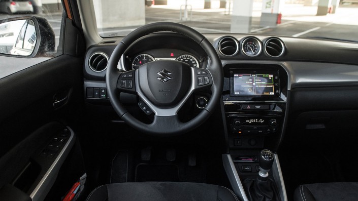 Suzuki-Vitara-cockpit-wide-tacho-drehzahl-schaltung-mittelkonsole
