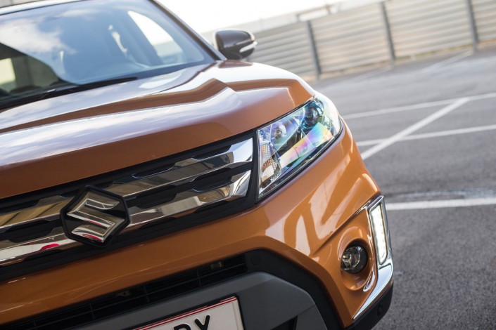 Suzuki-Vitara-detail-frontscheinwerfer-linksvorn