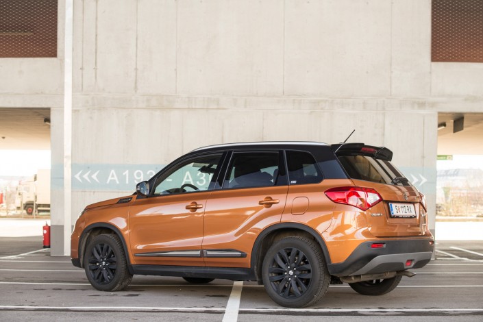 Suzuki-Vitara-seitlich-links