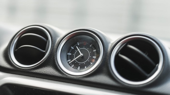 Suzuki-Vitara-uhr-mittelkonsole-dauertest