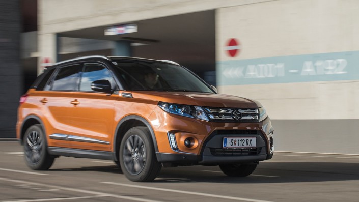 titel-Suzuki-Vitara-fahrend-rechts-vorne