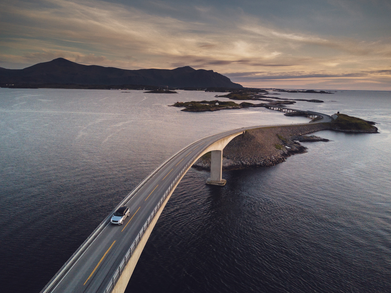 Атлантическая дорога. Трансатлантическая дорога в Норвегии. Атлантическое шоссе Норвегия. Мост Норвегия атлантическая дорога. Мост Сторсейсундет в Норвегии.
