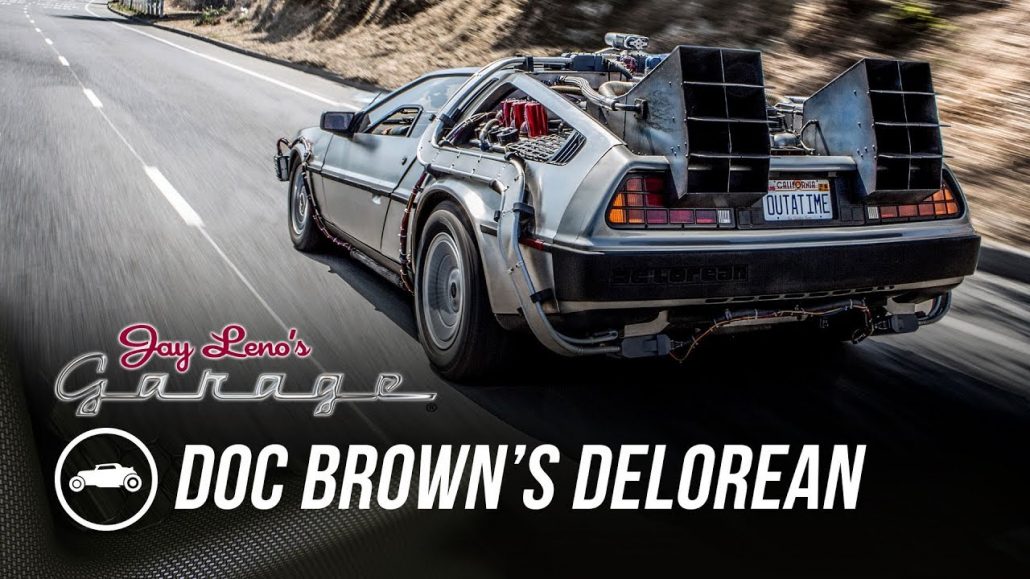 Jay Leno reist im DeLorean zurück in die Zukunft