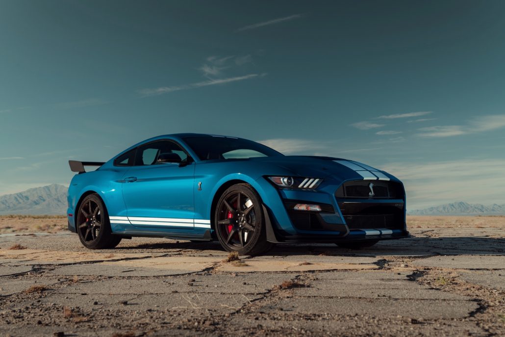 Pickup kippt mit zwei Shelby GT500 am Hänger um