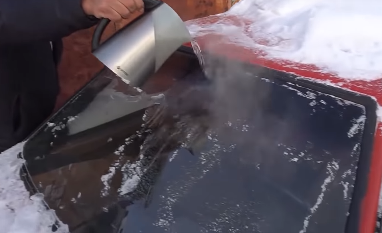 Kochendes Wasser auf eine gefrorene Scheibe – was passiert?