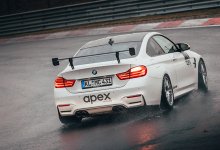 ein BMW M4 fährt über den nassen Nürburgring