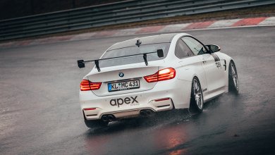 ein BMW M4 fährt über den nassen Nürburgring