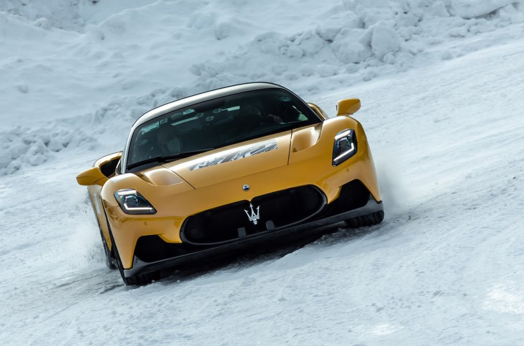 Maserati MC20 im Schnee