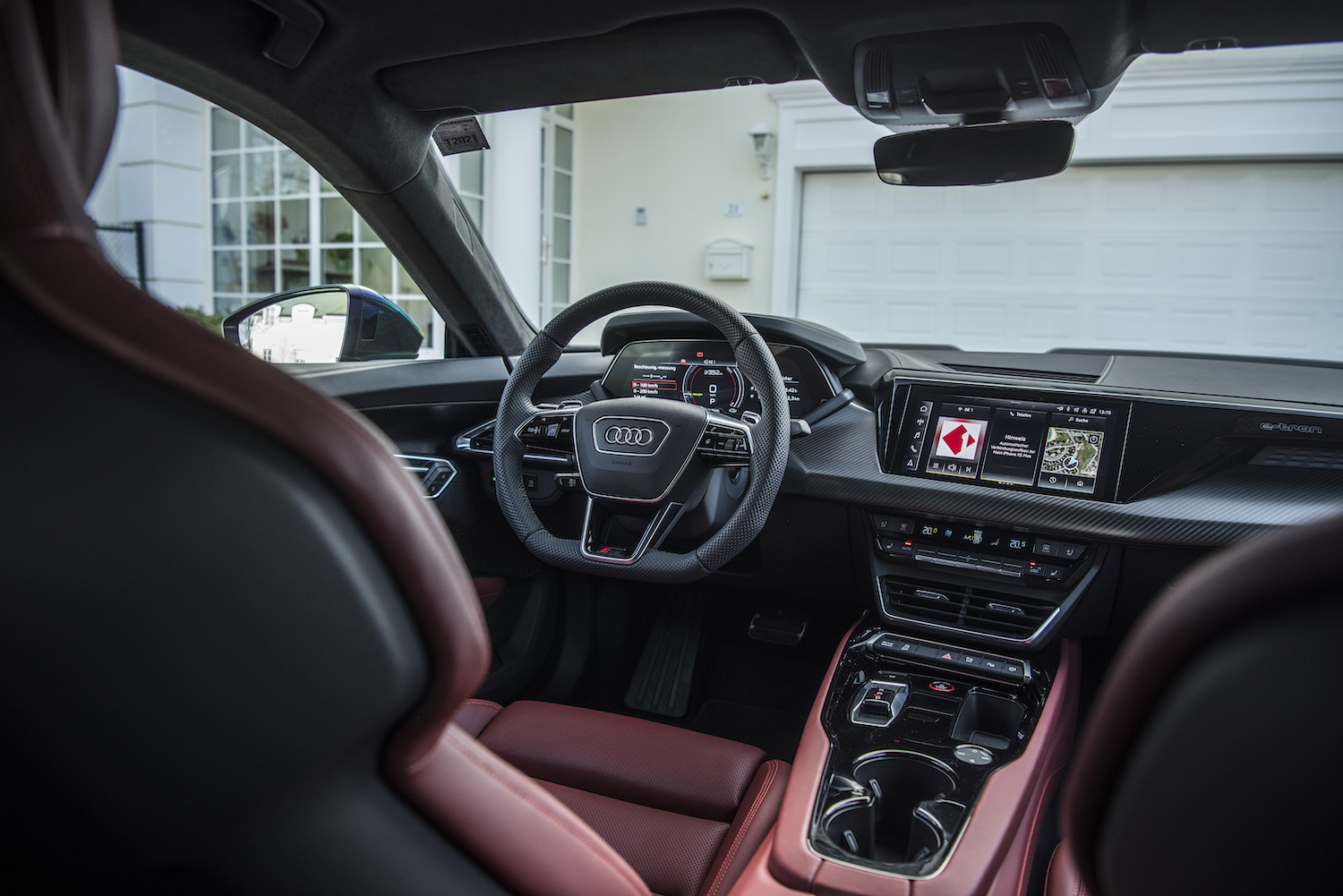 Der Innenraum dieses Audi RS e-tron GT ist mit rotem Ledeer ausgestattet.