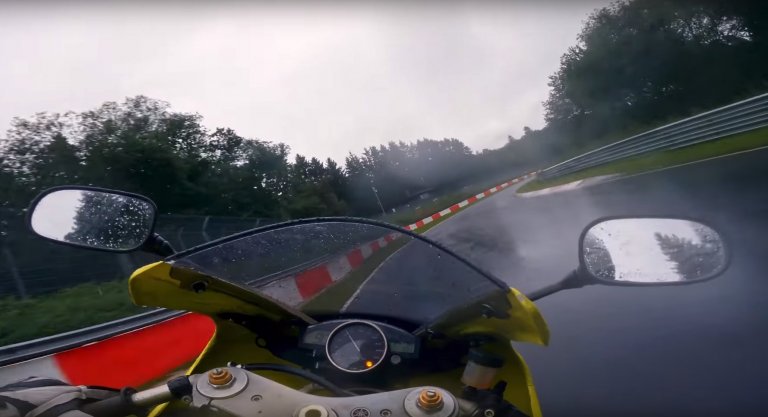 Onboard: Mit dem Motorrad über die Nordschleife – bei Regen