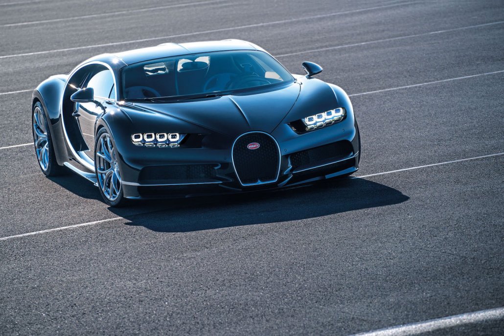 Die Front eines schwarzen, auf Asphalt stehenden Bugatti Chiron.