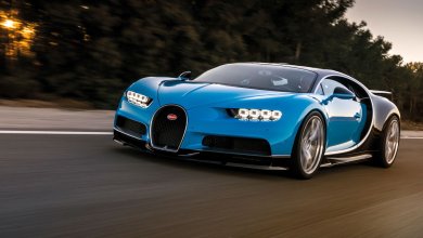 Die Front eines fahrenden, schwarz-blauen Bugatti Chiron.