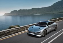 Mercedes Vision EQXX auf einer Kuestenstraße