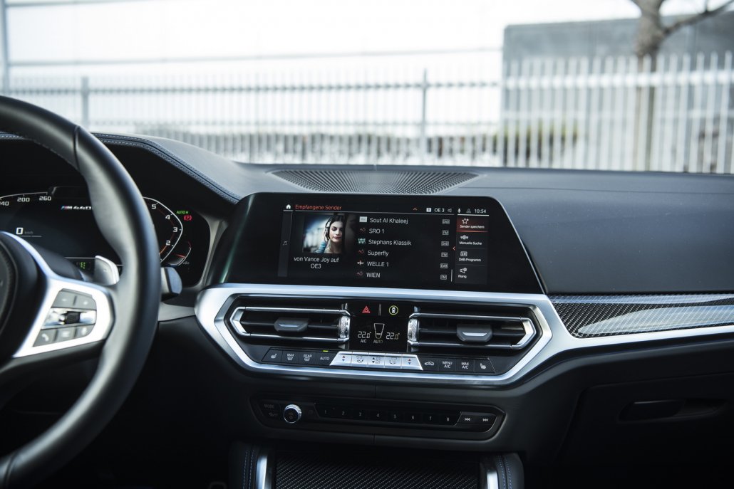 Der Infotainment-Bildschirm im Innenraum des BMW 4er Gran Coupés.