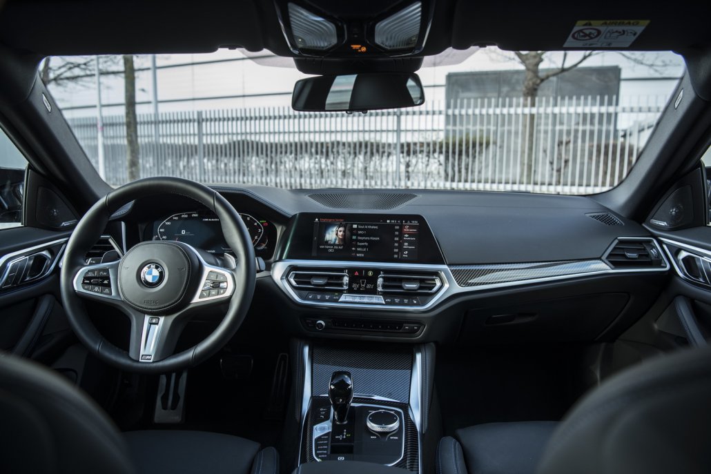 Der Innenraum des BMW 4er Gran Coupés in Carbon-Optik.