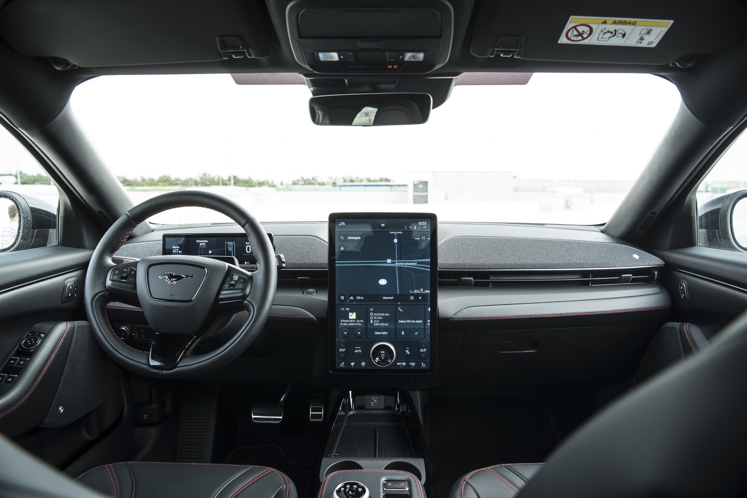 Das Design des Innenraums des Ford Mustang Mach-E wird von einem riesigen, vertikal ausgerichteten Touchscreen dominiert.