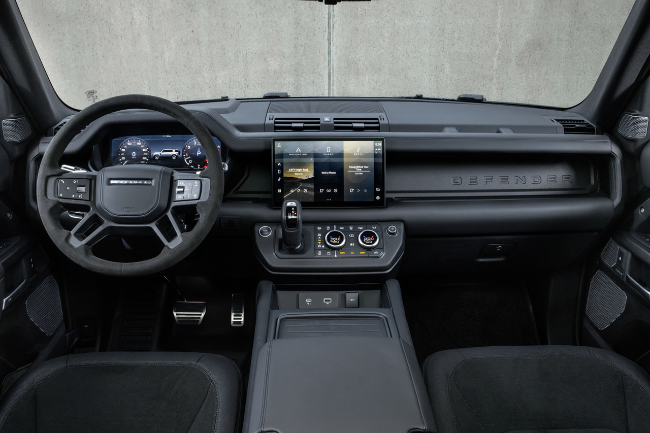 Der Innenraum des Land Rover Defender zeichnet sich durch das vierspeichige Lenkrad, digitalen Armaturen sowie einem großen Touchscreen aus.
