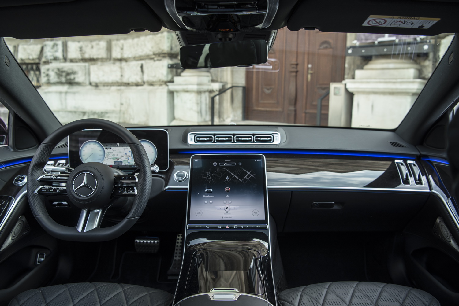 Der Innenraum der Mercedes-Benz S-Klasse ist dunkel gehalten, die kräftige Ambientebeleuchtung in blau.