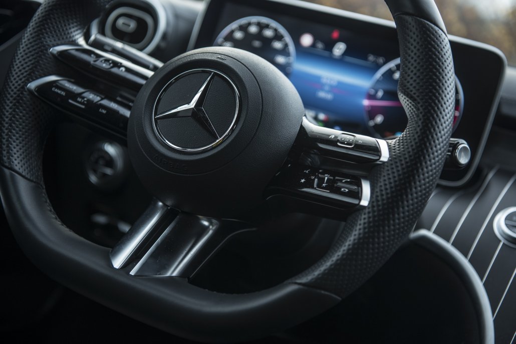 Das schwarze Lenkrad mit Touchflächen einer neuen Mercedes C-Klasse.