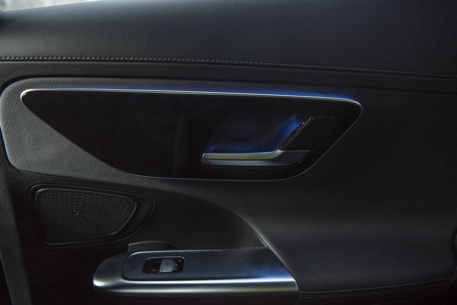 Die chromenen Türgriffe im Innenraum einer Mercedes C-Klasse.