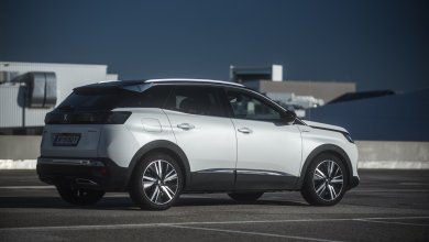 Der weiße Peugeot 3008 Hybrid 4 von der Seite.
