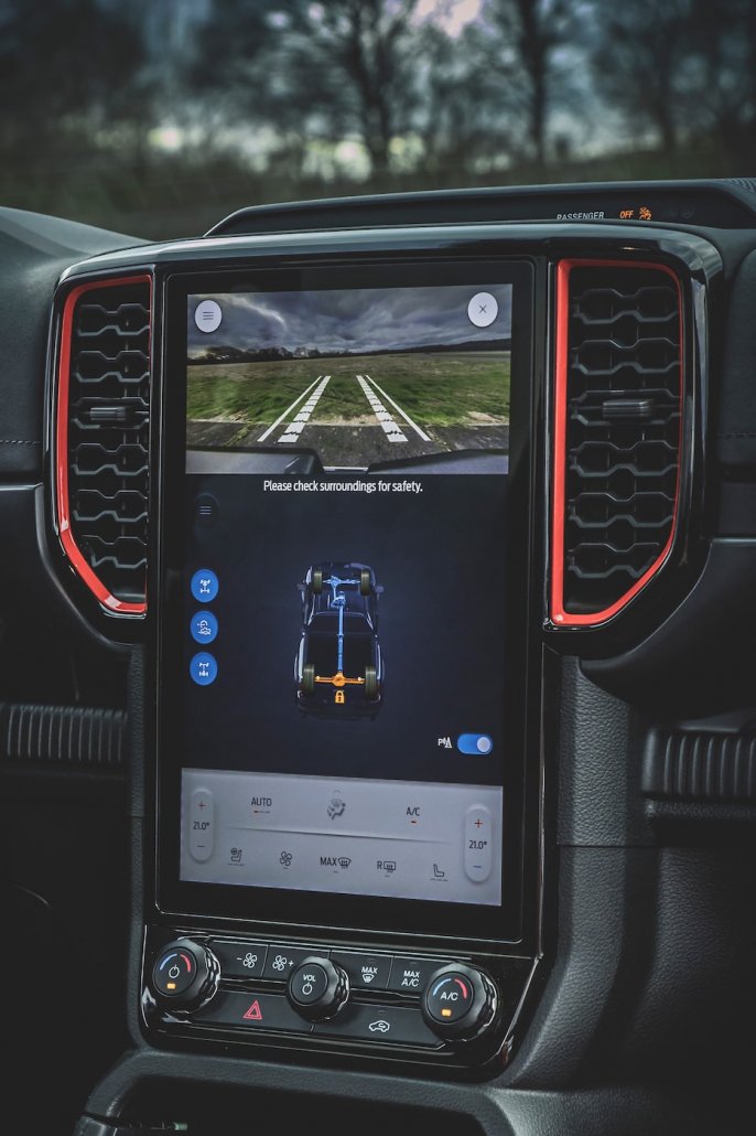 Der vertikal ausgerichtete und 12 Zoll große Touchscreen des neuen Ford Ranger Raptor ist in die Mittelkonsole integriert. Darunter befinden sich Knöpfe und Drehregler für die Klima- und Warnblinkanlage.