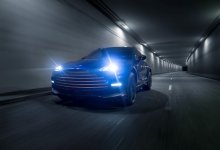 Aston Martin DBX 707 blau fährt durch Tunnel
