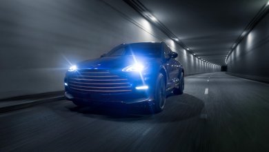Aston Martin DBX 707 blau fährt durch Tunnel
