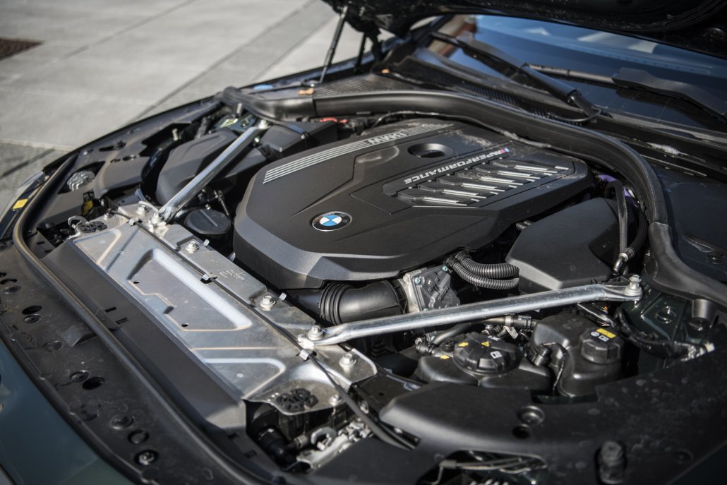 Der Reihensechszylindermotor eines BMW M440i Cabrios bei geöffneter Motorhaube.