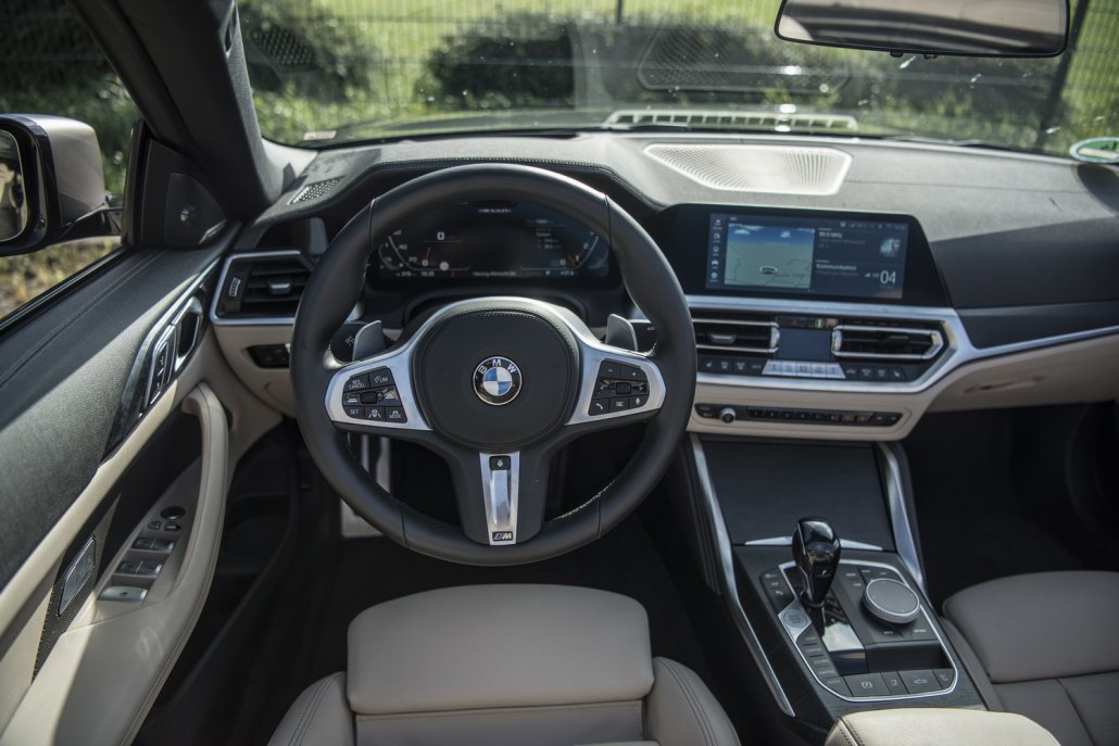Der schwarz und beige Innenraum eines BMW 4er Cabrios.