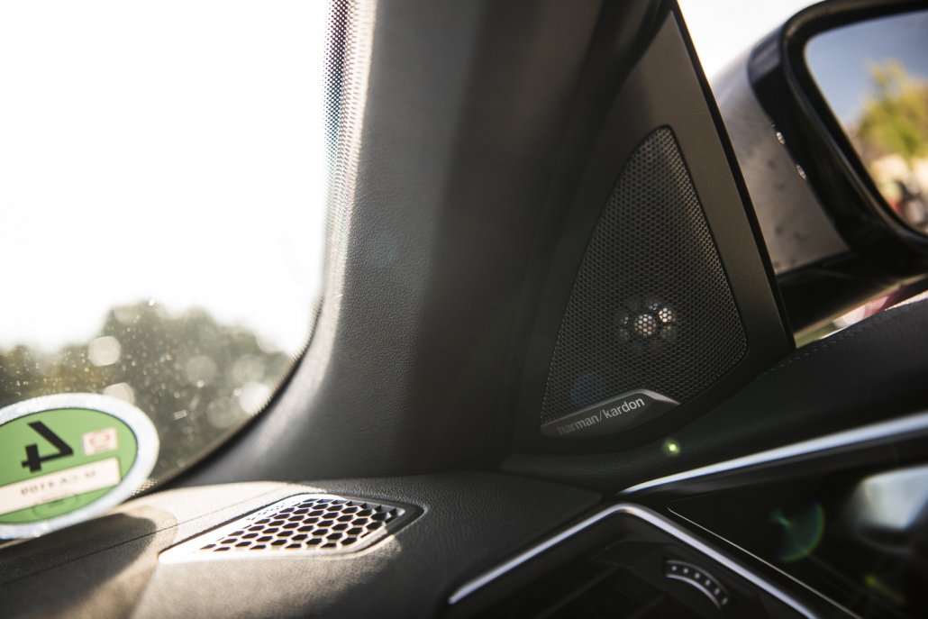 Die Boxen des Audiosystems eines BMW 4er Cabrios sind in der A-Säule integriert.