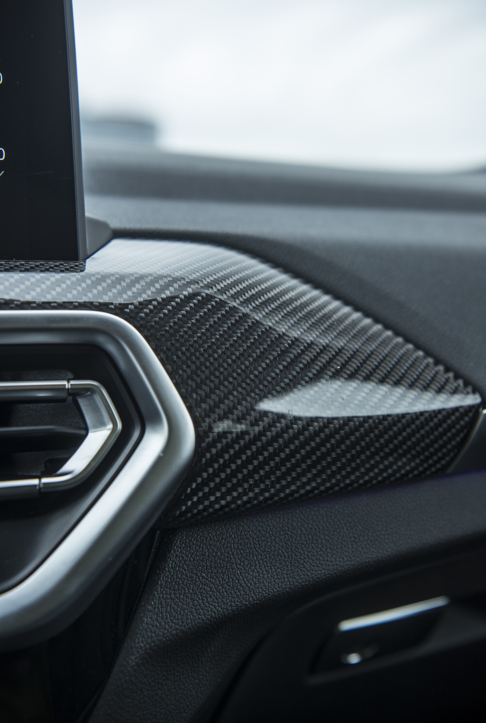 Die Zierleiste im Innenraum des BMW X4 M Competition ist in Carbon gehalten.