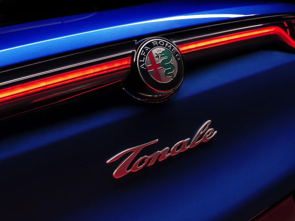 Blauer Alfa Romeo Tonale Heck