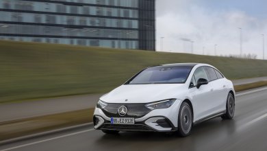 Mercedes EQE fährt an Gebäude vorbei