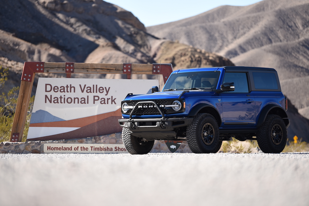 Ford Bronco steht vor Death Valley National Park Schild