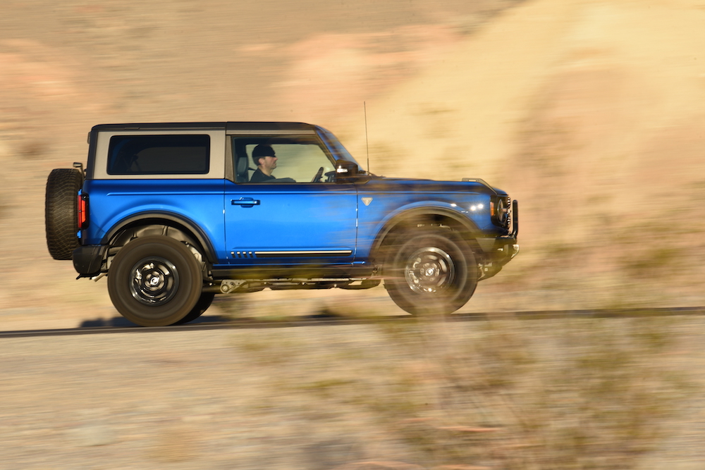 Ford Bronco fährt durch das Death Valley