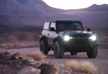 Ford Bronco mit eingeschalteten Scheinwerfern