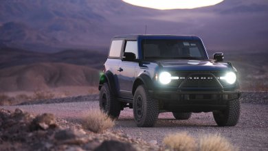 Ford Bronco mit eingeschalteten Scheinwerfern