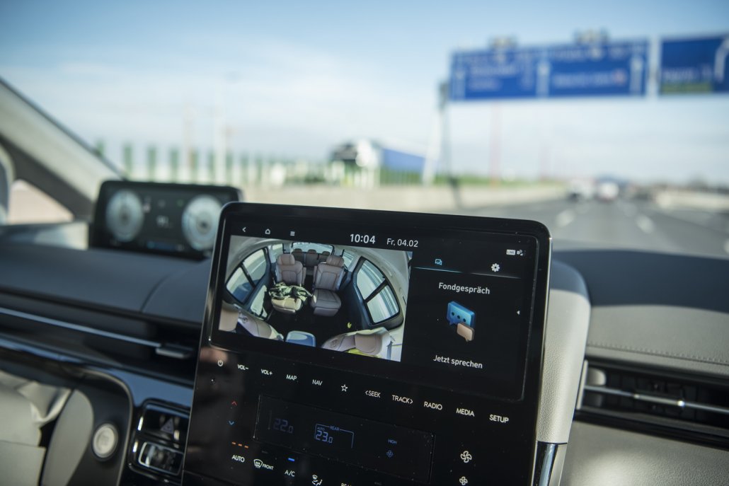 Auf dem Touchscreen des Hyundai Staria ist ein Kamerabild vom hinteren Innenbereich des Fahrzeuges zu sehen.