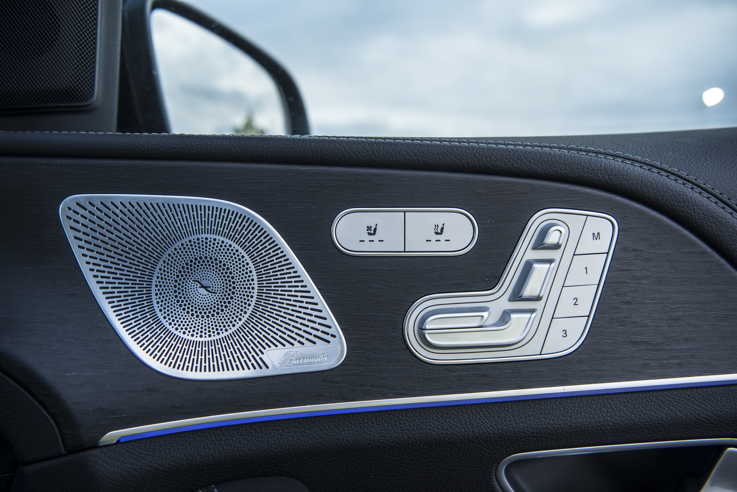 Die silbernen Sitzverstell-Bedienelemente und Schalter für die Sitzheizung an der Tür eines Mercedes GLE 350 de.